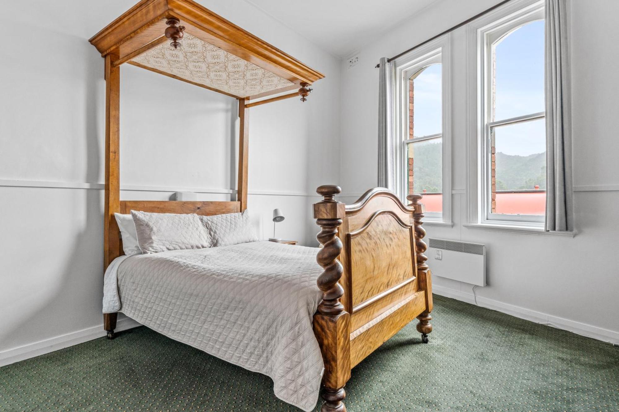 Empire Hotel Queenstown Room photo